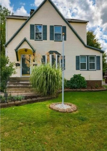 Parma House | Spacious Three Bedroom Parma Home Sleeps six Near Cleveland