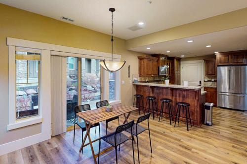 Park City House | Spacious townhome with Community pool hot tub & clubhouse - Dog Friendly