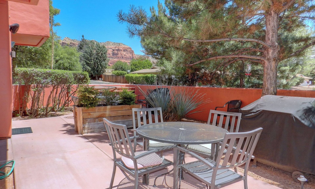 Oak Creek House | Spacious Townhome Near Bell Rock Hiking Trails with Red Rock Views