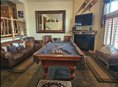 Bear Hollow Village House | Spacious townhome with private hot tub pool table & shared pool & gym