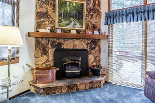 Mammoth Lakes House | Spacious Winterset 26 2 Bedrm Plus Loft 3 Full Bathrm Townhome Sleeps 8 Steps to Free Town Shuttle