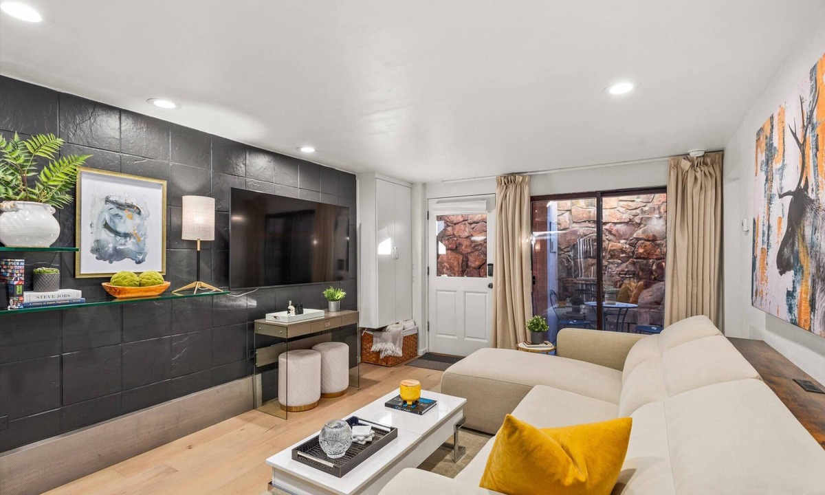 Aspen Condo | Special VRBO Rates! - Steps to Gondola! Cozy Aspen Stay