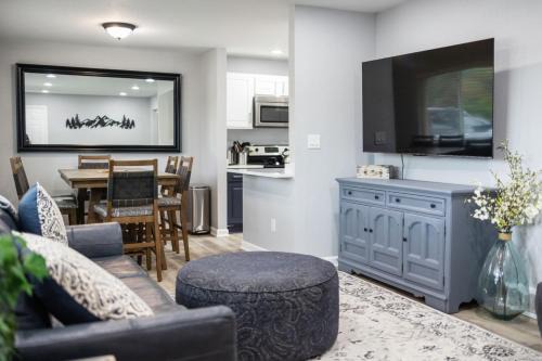 Rustic Hills House | Springs Basecamp Near Airport, Zoo and Iconic Sights