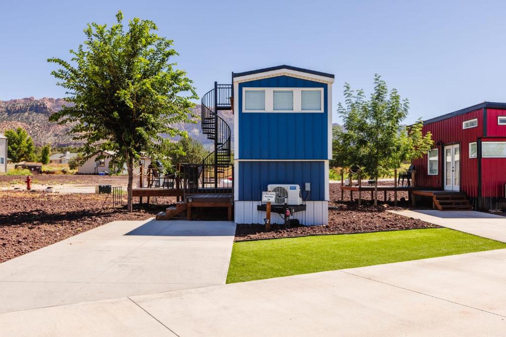 Apple Valley House | Stargazing Deck & Hot Tub, Zions Tiny Getaway