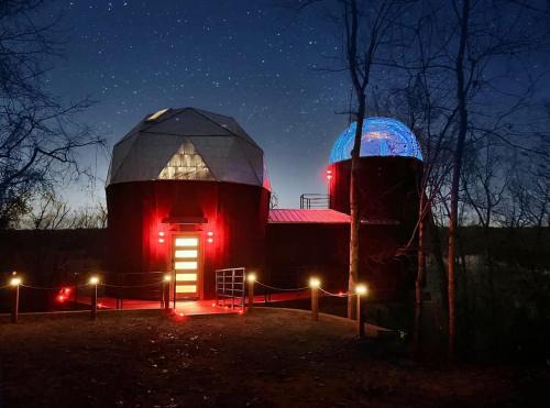 Springdale House | Stargazing Planetarium Treehouse Beaver Lake View