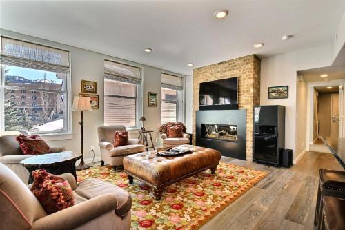 Downtown Park City Apartment | Stay Amidst Main Street Park City; Skiing Shopping dining and nightlife Right Out Your Front Door