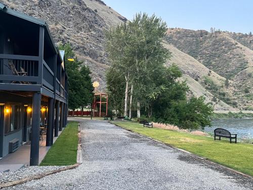 Riggins Hot Springs Hotel | Steelhead Lodge