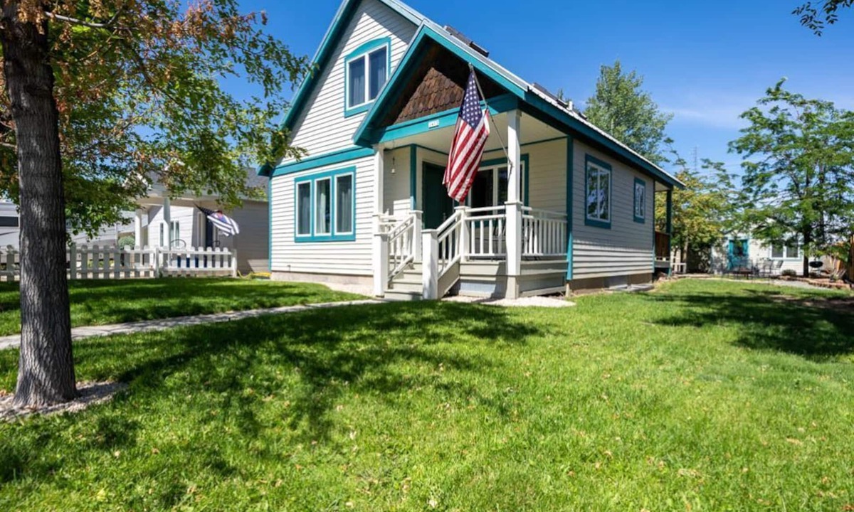 Cody House | Steps from Downtown Cody - Spacious home that sleeps 10!