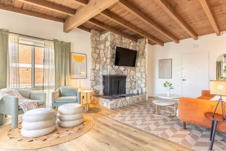El Porto House | Steps to Beach Manhattan Beach 2 Bedroom Parking
