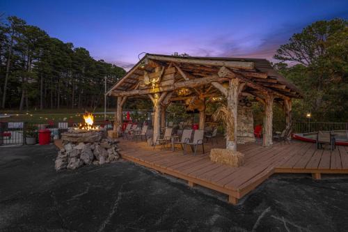 Eureka Springs Apartment | Stonegate Lodge King Bed Pool Fast WIFI 2 mi 2 DTWN Room #306