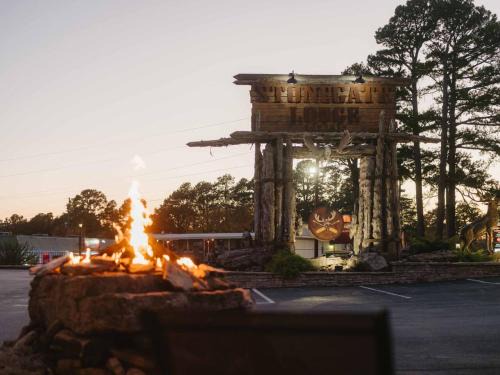 Eureka Springs Apartment | Stonegate Lodge King Bed, WiFi, 50in TV, Fire Pit, Salt Water Pool Room # 310