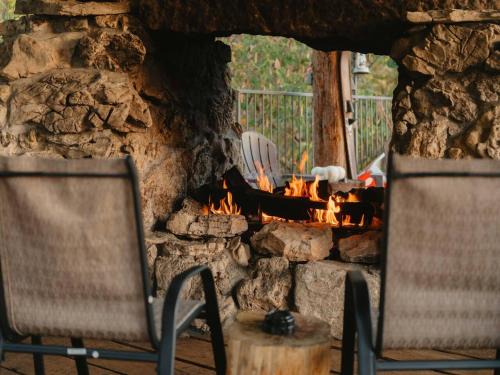 Eureka Springs Apartment | Stonegate Lodge Saltwater Pool 2 Queen Beds Firepit Fast WiFi Room #307