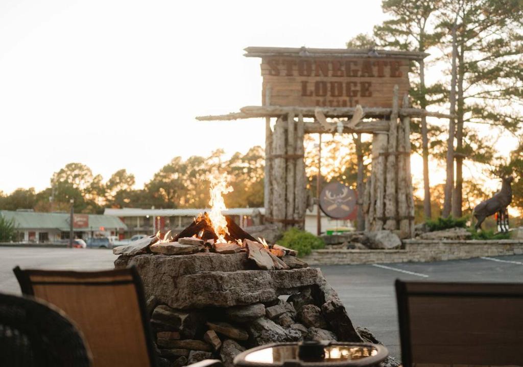 Eureka Springs Apartment | Stonegate Lodge W Pool & Outdoor Firepits Room #201