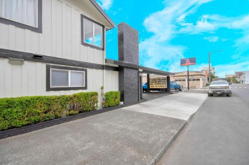 Downtown Hotel | Studio 6 Eureka CA Old Town