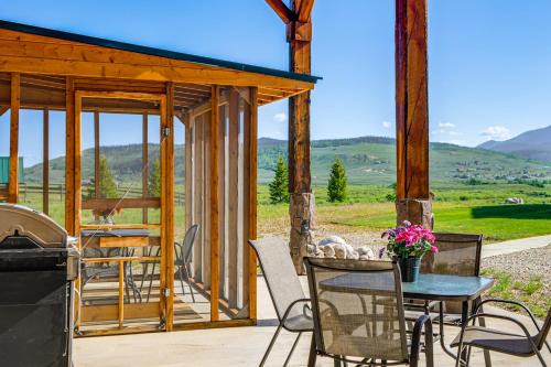 Cora Apartment | Studio Cabin w/Mtn Views by the Green River!