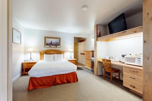 Bend Apartment | Studio condo with access to shared pools hot tubs close to Mt Bachelor