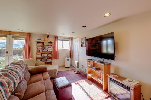 Hot Springs Apartment | Studio Near Hot Minerals Soak: 360-View of Valley!