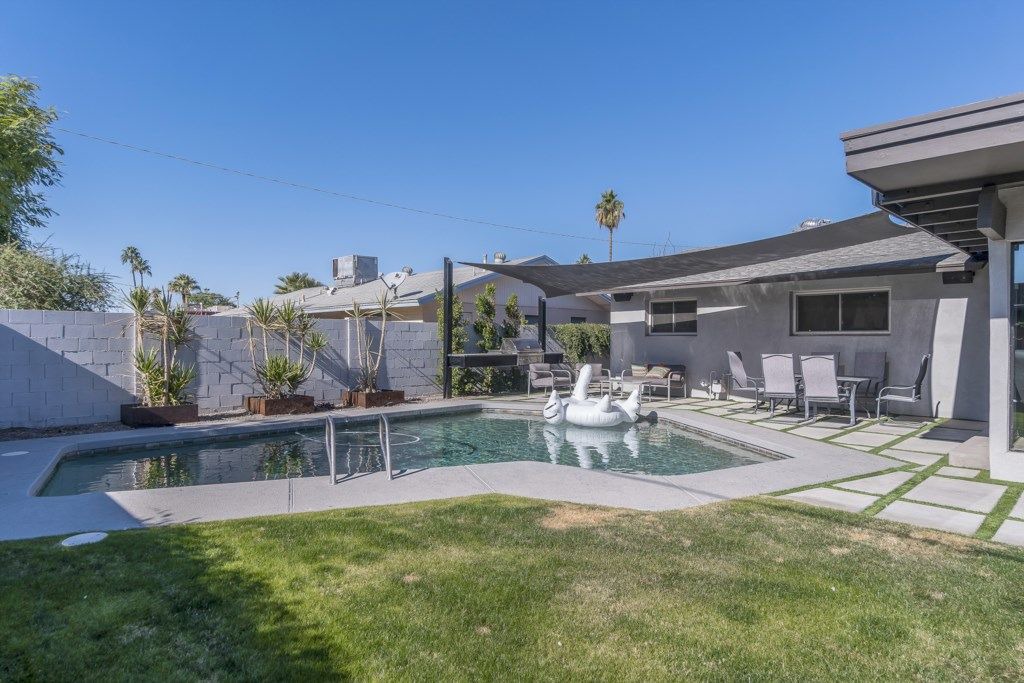 Parkcrest House | STUNNING MODERN 5 BEDROOM IN OLD TOWN!