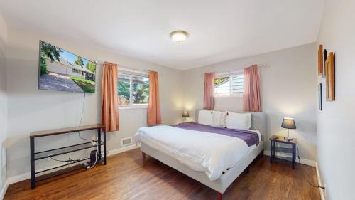 Southeast House | Stunning Upper Family Unit with King Beds & Yard