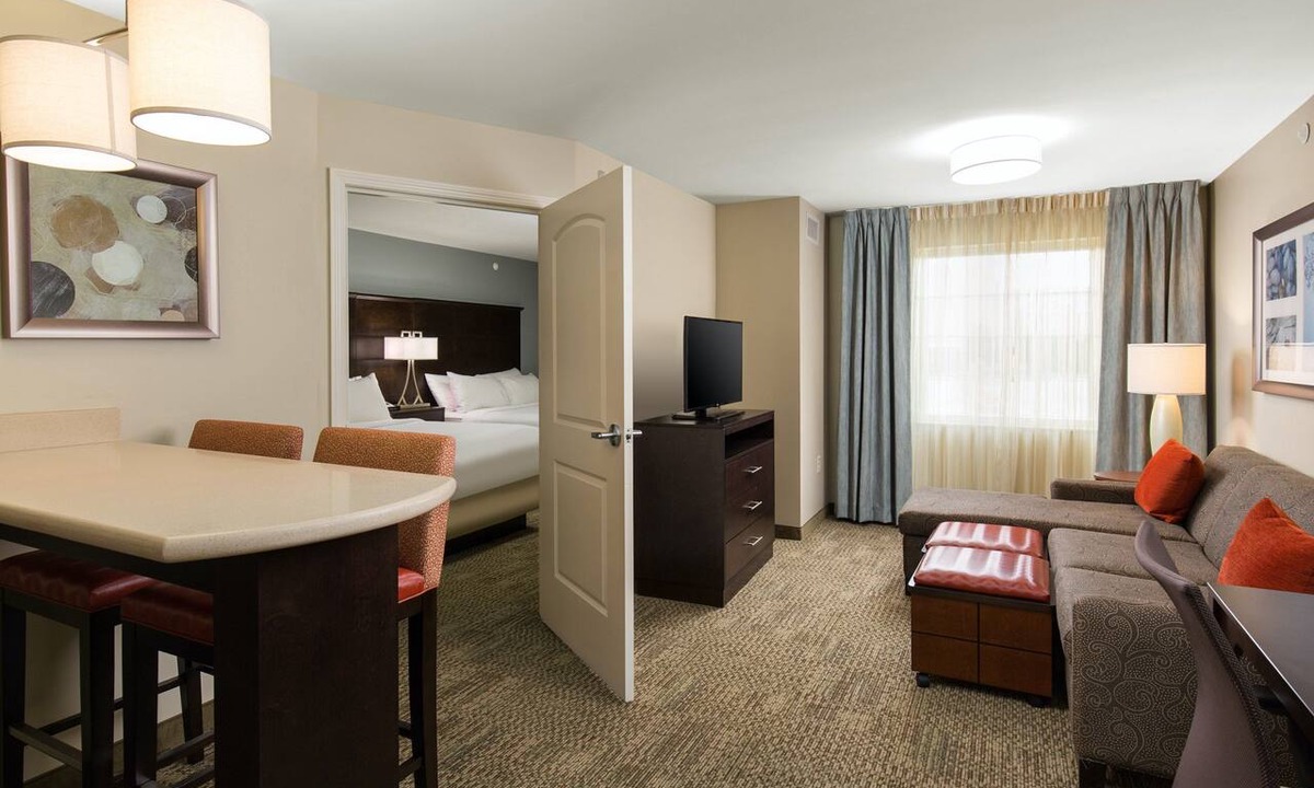 Northfield Apartment | Suite Near the Central Park Rail Station | Free Breakfast Buffet, Pool Access