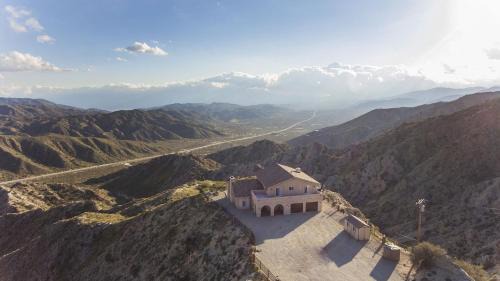 Yucca Valley House | Summit House Joshua Tree - Iconic Mountain Estate with Spa Ping-Pong Fire Pit