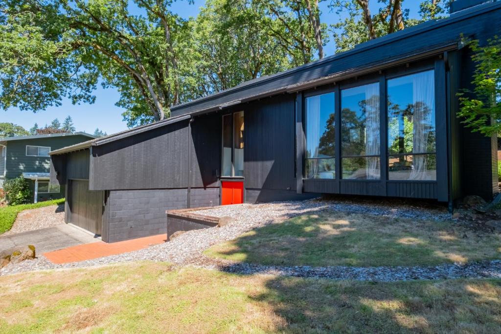 Salem House | Sun-Drenched Mid-Century Modern Retreat