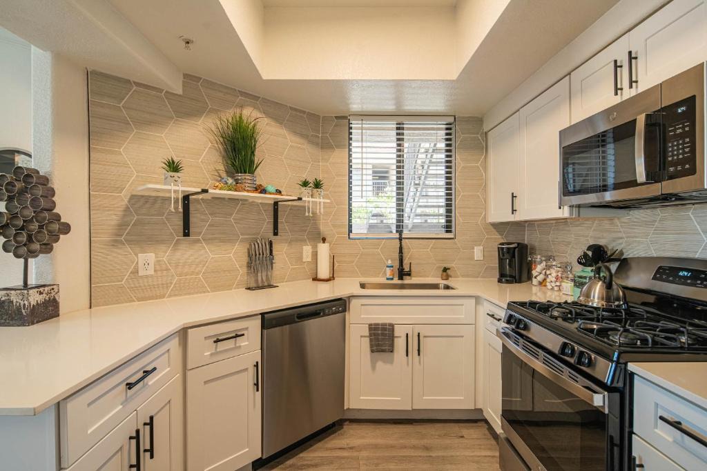 Tempe Apartment | Sunny Getaway Hot Tub & Gym ASU & Mill Ave