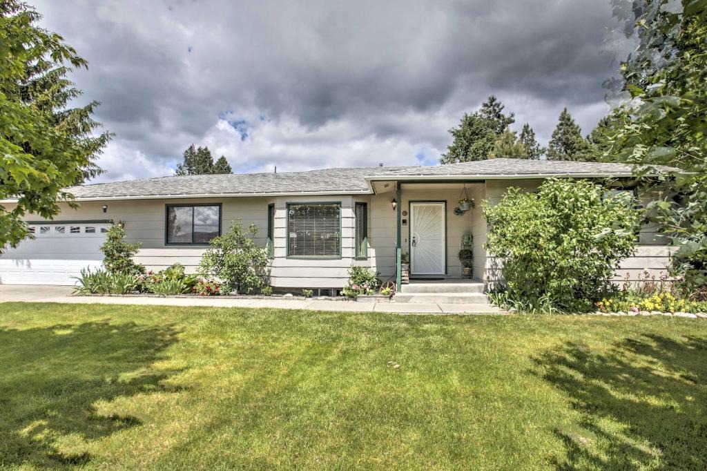 Post Falls House | Sunny Home w/Patio < 10 Mi to Lake Coeur d'Alene