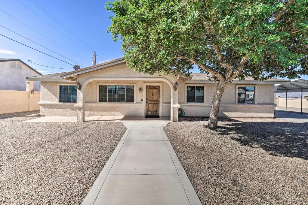Lake Havasu City House | Sunny Lake Havasu Home with Hot Tub, 3 Mi to Beach!