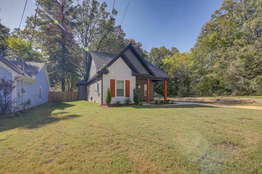 South Memphis House | Sunny Memphis Home ~ 2 Mi to Beale Street!