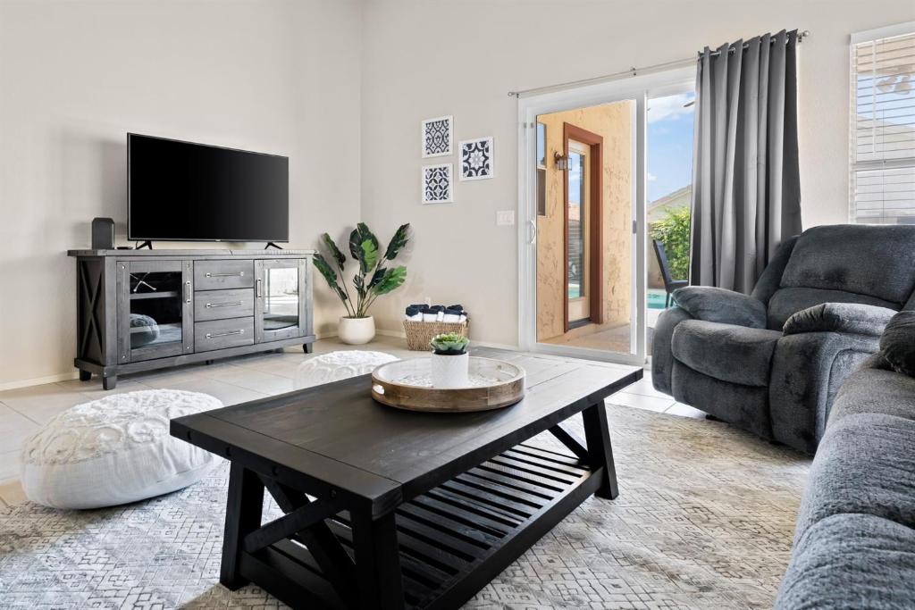 Parkridge House | Sunny Peoria Escape w Private Pool Fire Pit