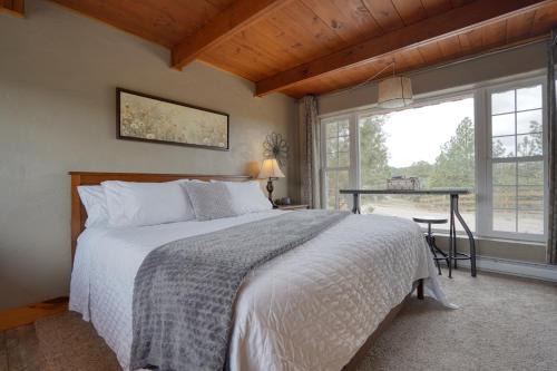 Hot Springs House | Sunrise Cabin at Highland Meadows - King Bed and Views