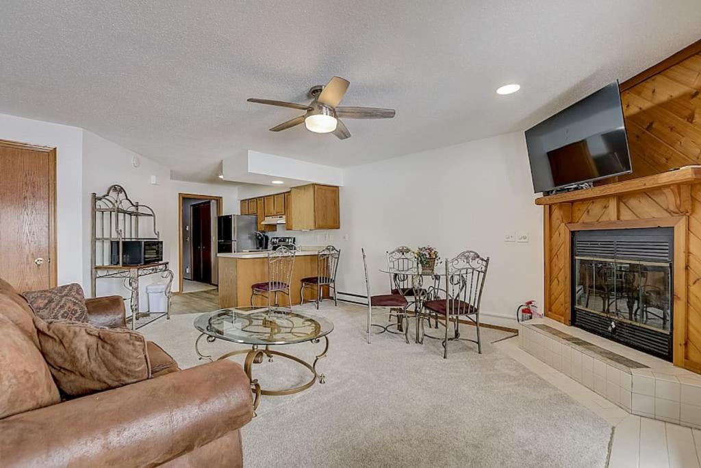 Lake Delton House | Sunrise Suites - Lakefront - Location Location