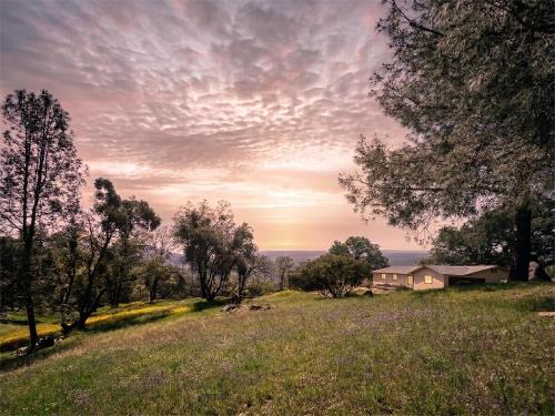 Ahwahnee Villa | Sunset Site Boulder Bliss HotTub by Casa Oso