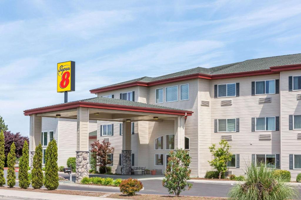 Medford Hotel | Super 8 by Wyndham Central Pt Medford