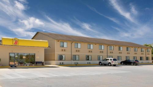 Macomb Hotel | Super 8 by Wyndham Macomb