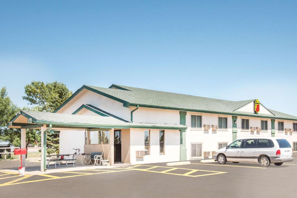 Miller Hotel | Super 8 by Wyndham Miller
