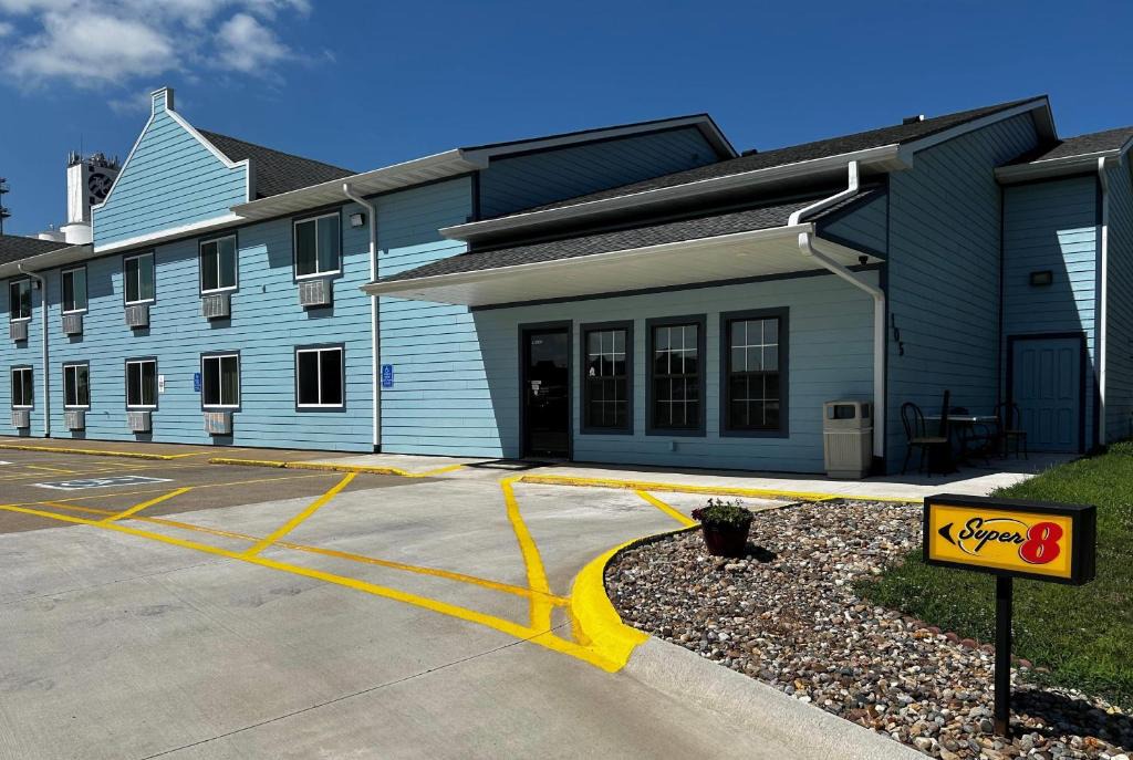 Pella Hotel | Super 8 by Wyndham Pella