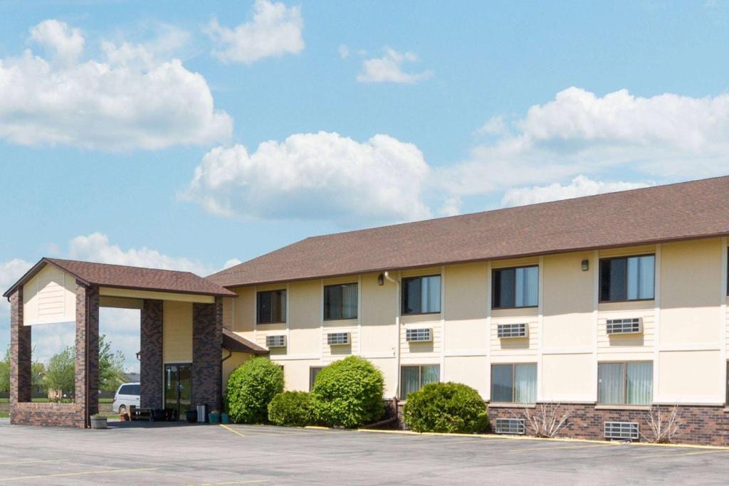 Perry Hotel | Super 8 by Wyndham Perry IA