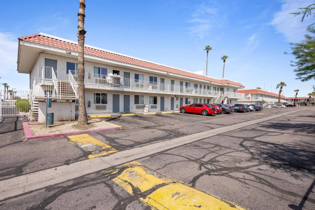 Alhambra Hotel | Super 8 by Wyndham Phoenix West