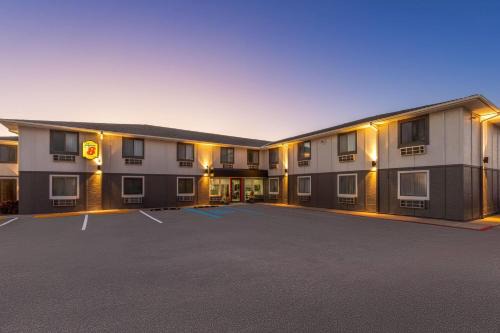 Rock Port Hotel | Super 8 by Wyndham Rock Port MO