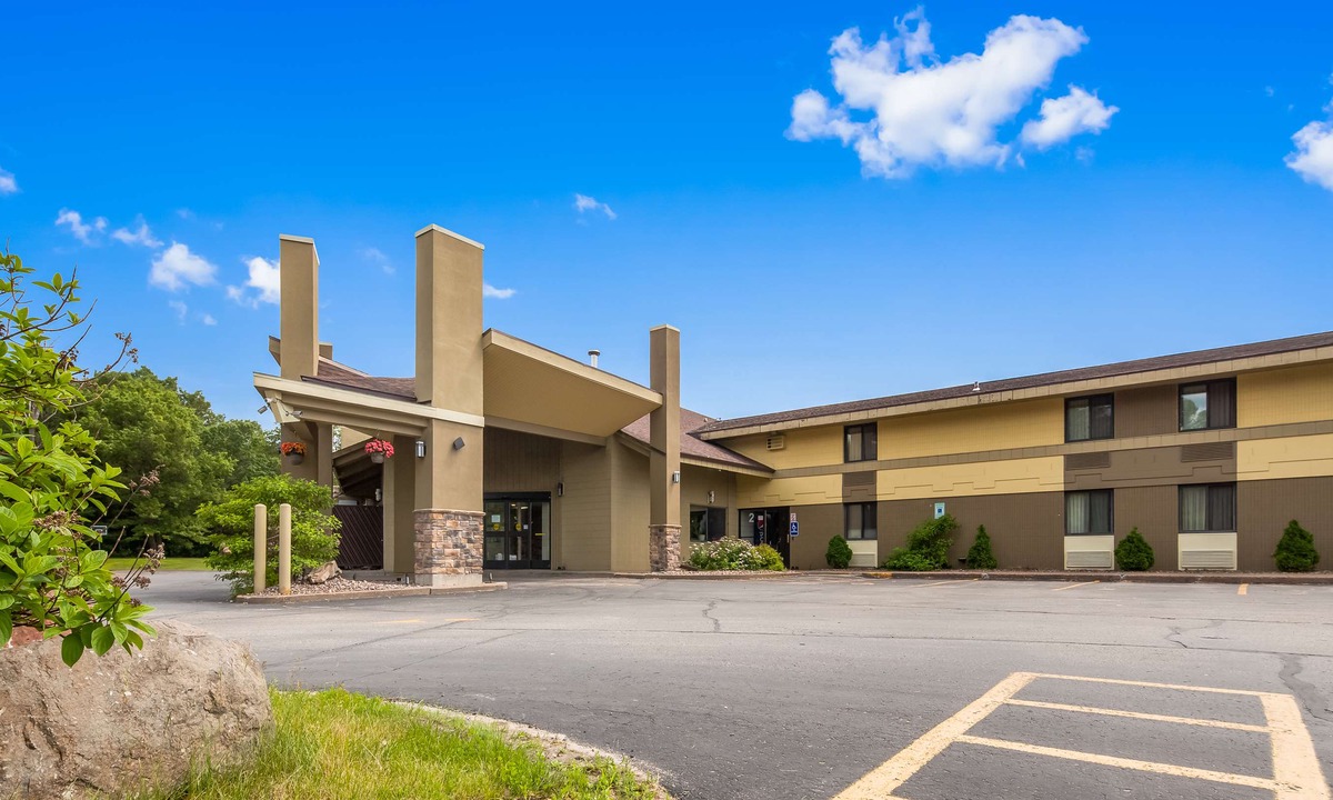 Black River Falls Hotel | SureStay Plus Hotel by Best Western Black River Falls