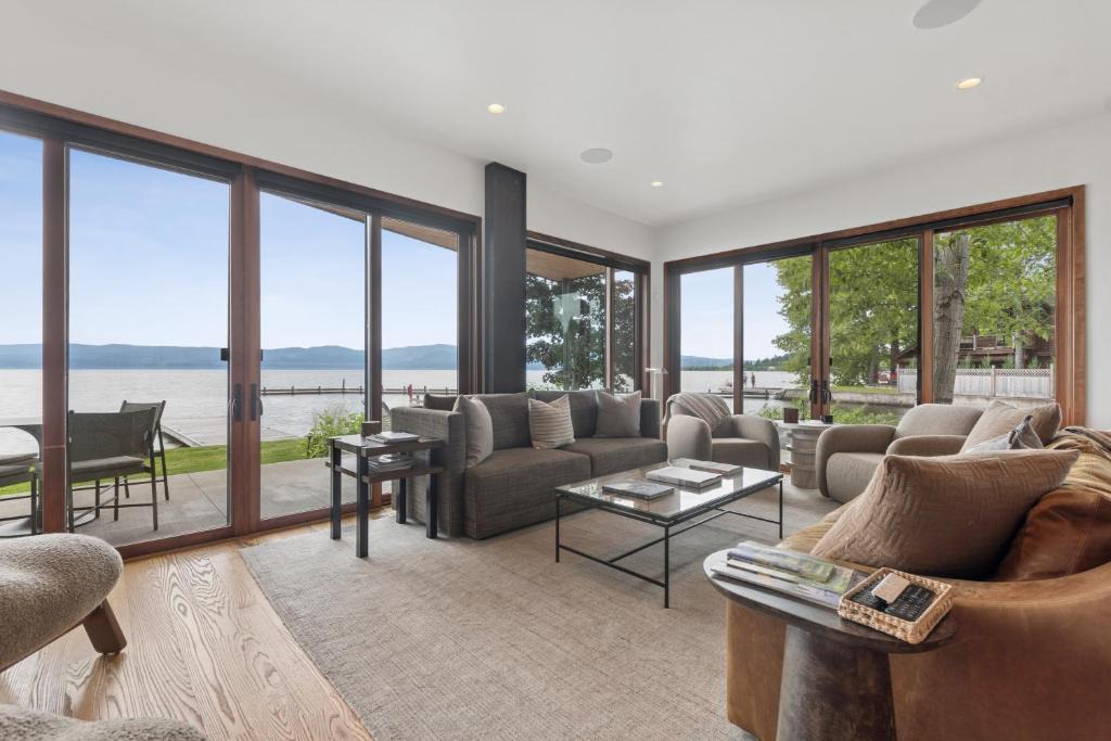 Bigfork House | Swan Lake House