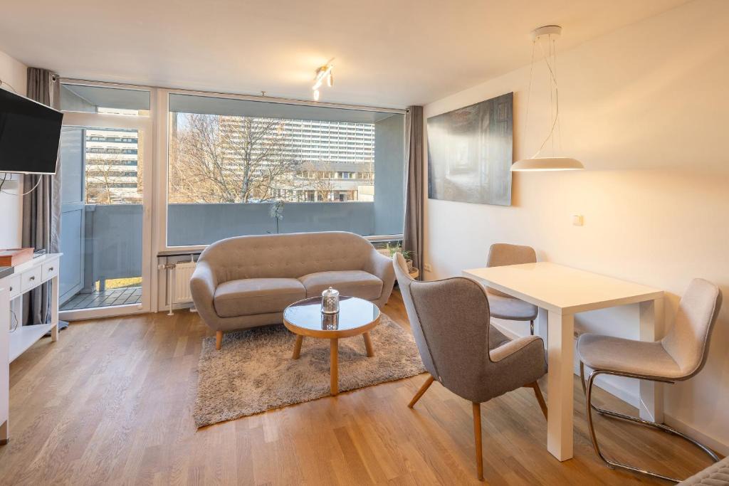 Thalkirchen - Obersendling - Forstenried - Furstenried - Solln Apartment | SweetHome - Studio Apartment mit Küche und Balkon