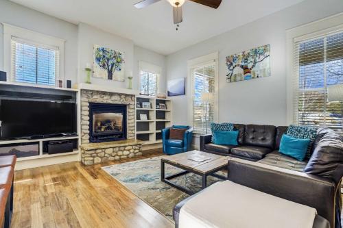 Buena Vista House | Swift Landing Steps from River & Local Hotspots