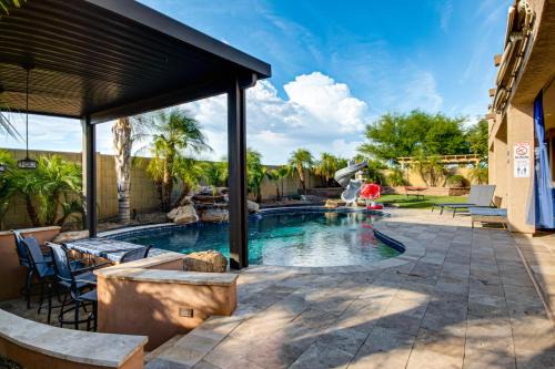 Palm Valley House | Swim-Up Bar & Games! Ultimate Goodyear Group Stay
