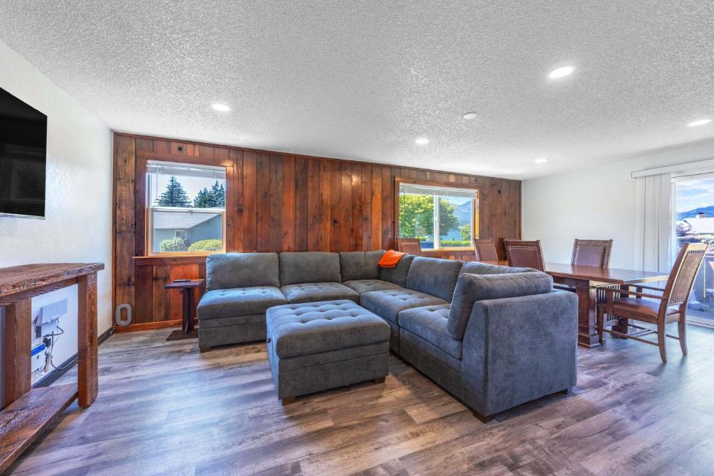Cascade Locks House | Tails and Trails home