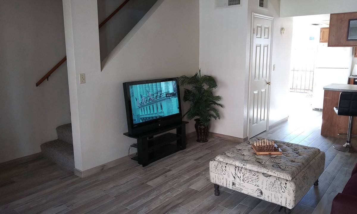 Sunset House | Tempe Townhouse walking distance to ASU/Mill Ave & 5 min from Sky Harbor Airport