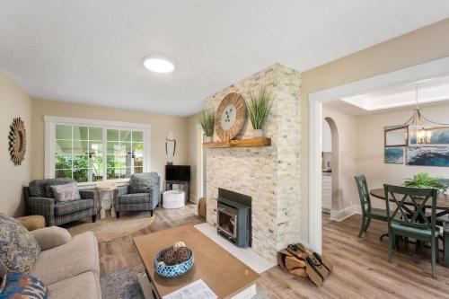 Coeur d'Alene House | The Beach Cottage - New remodel with stunning yard
