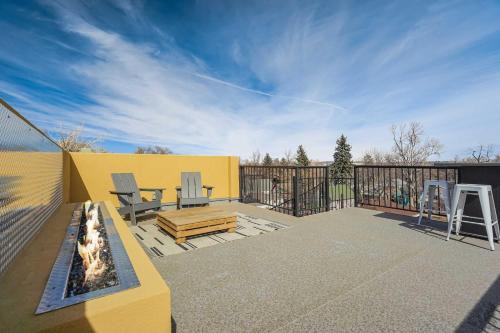 Colorado Springs House | The Chestnut Downtown Rooftop Deck w Firepit